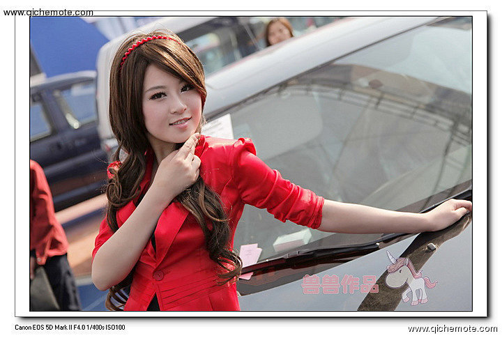 2009年济南车展斯巴鲁车模之白衣MM