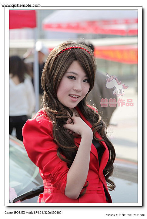 2009年济南车展斯巴鲁车模之白衣MM
