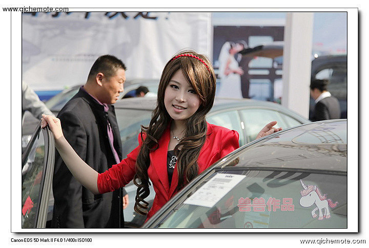 2009年济南车展斯巴鲁车模之白衣MM