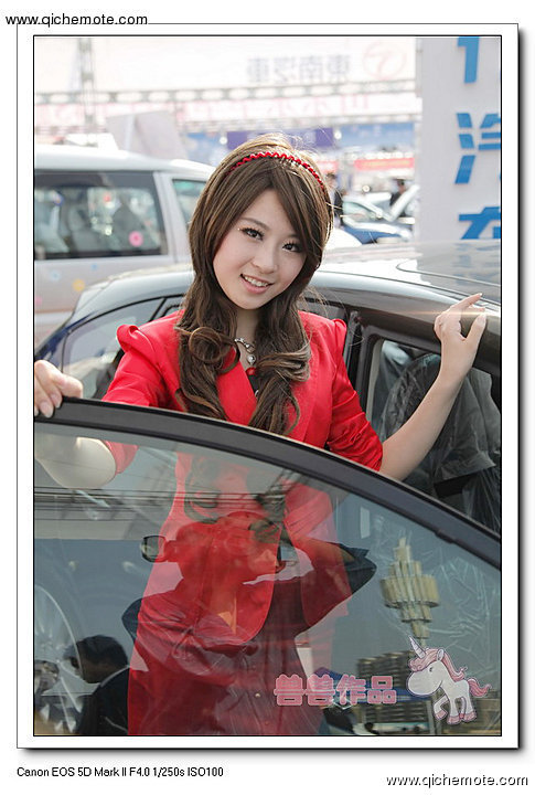 2009年济南车展斯巴鲁车模之白衣MM
