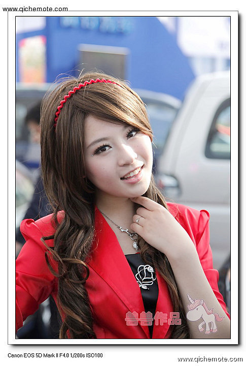 2009年济南车展斯巴鲁车模之白衣MM