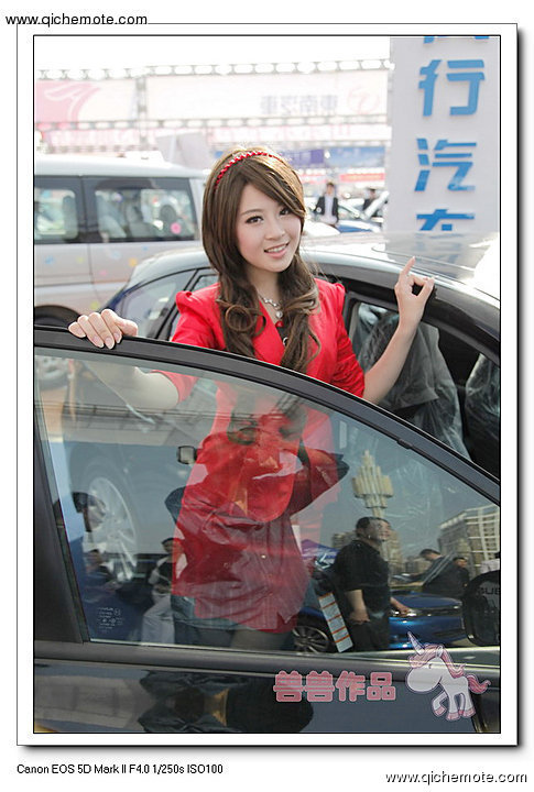 2009年济南车展斯巴鲁车模之白衣MM