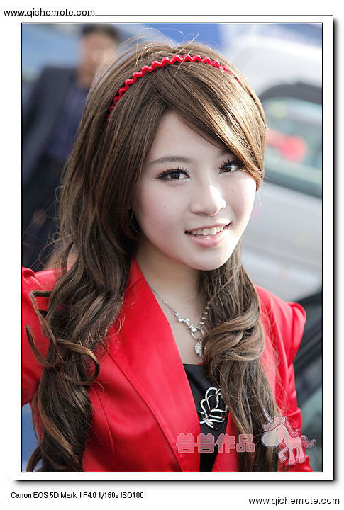 2009年济南车展斯巴鲁车模之白衣MM