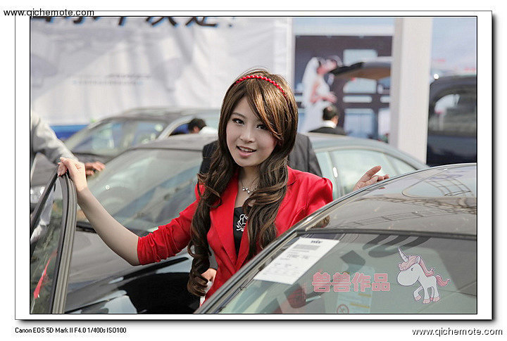 2009年济南车展斯巴鲁车模之白衣MM