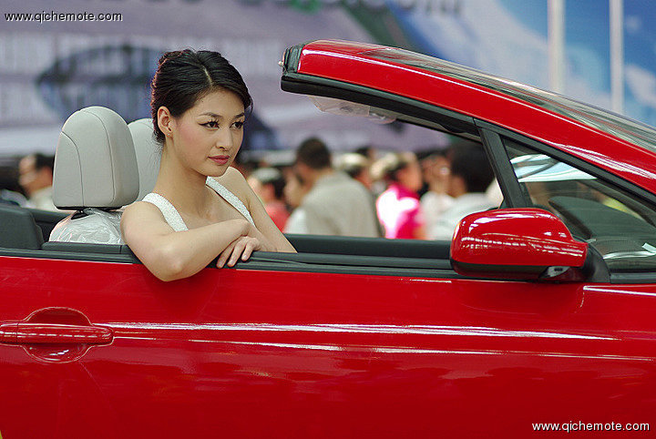 美女车模