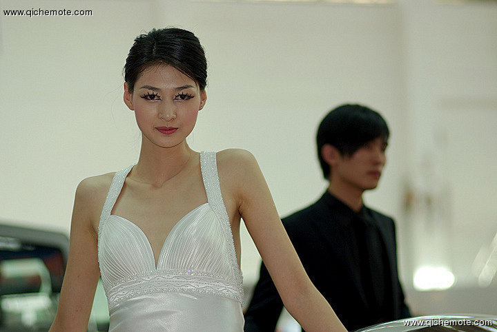 美女车模