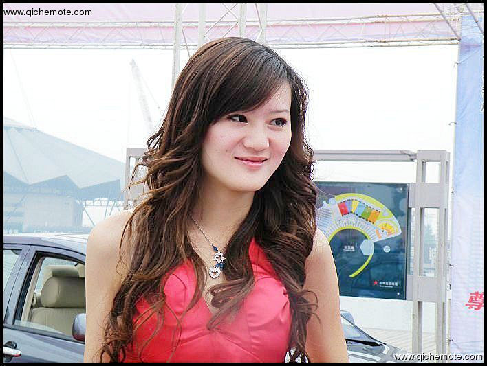 美女车模