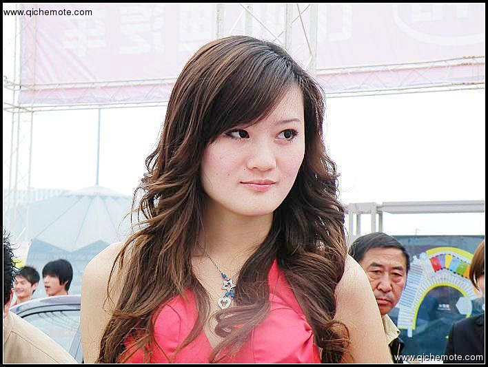美女车模