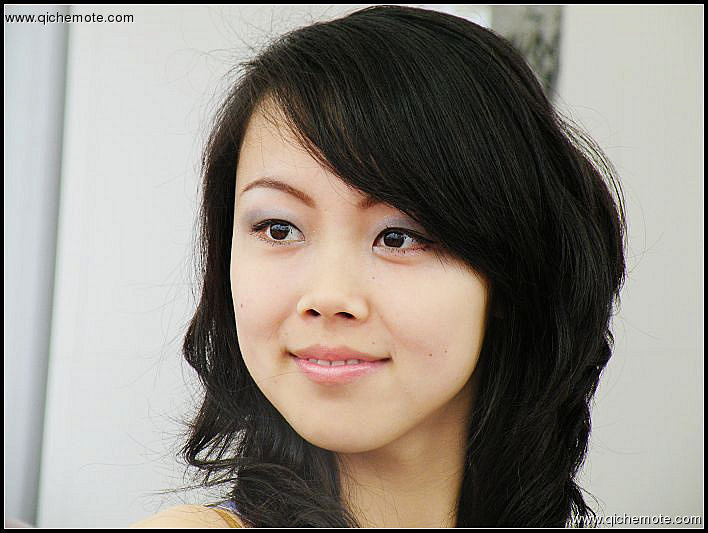 美女车模