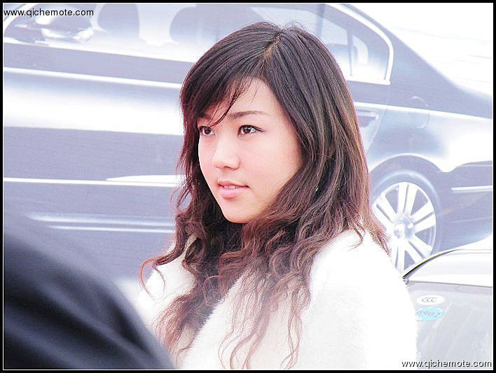 美女车模