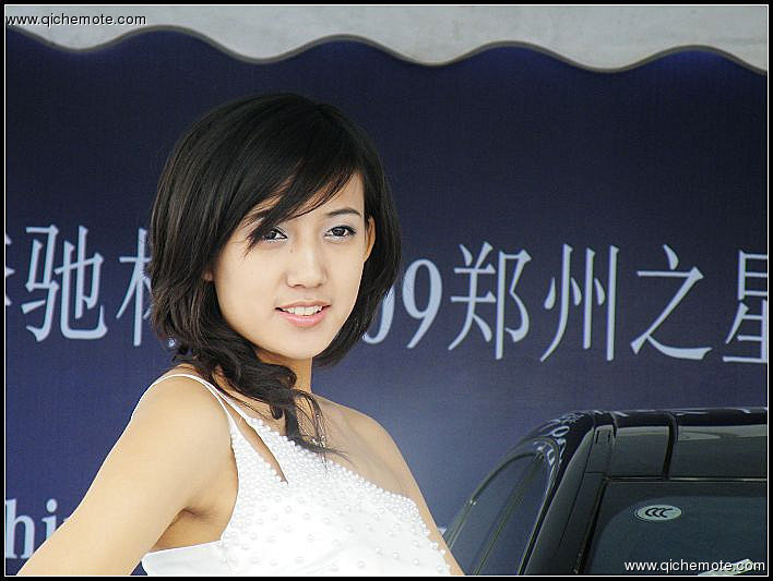 美女车模