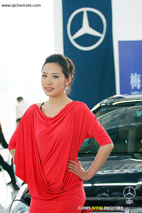 美女车模