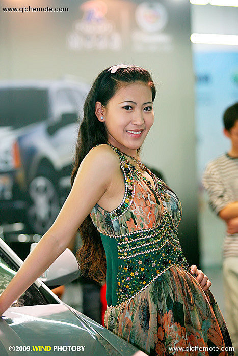 美女车模