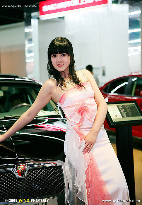 美女车模