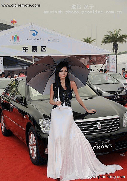 美女车模