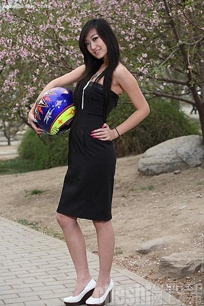 完美女赛车手亮相
