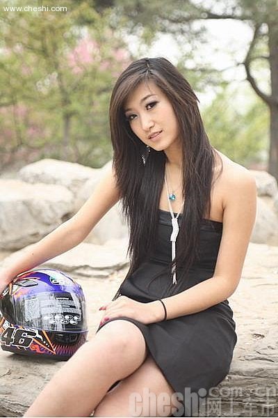 完美女赛车手亮相