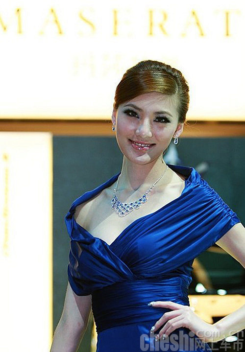 美女车模