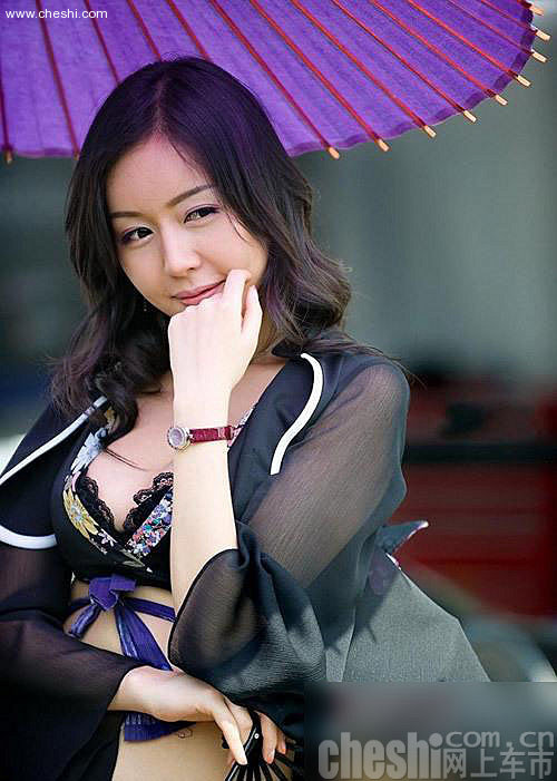 丰满日系车模