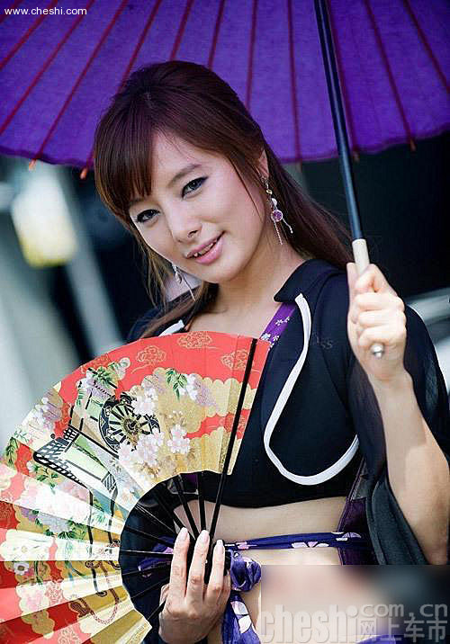 丰满日系车模