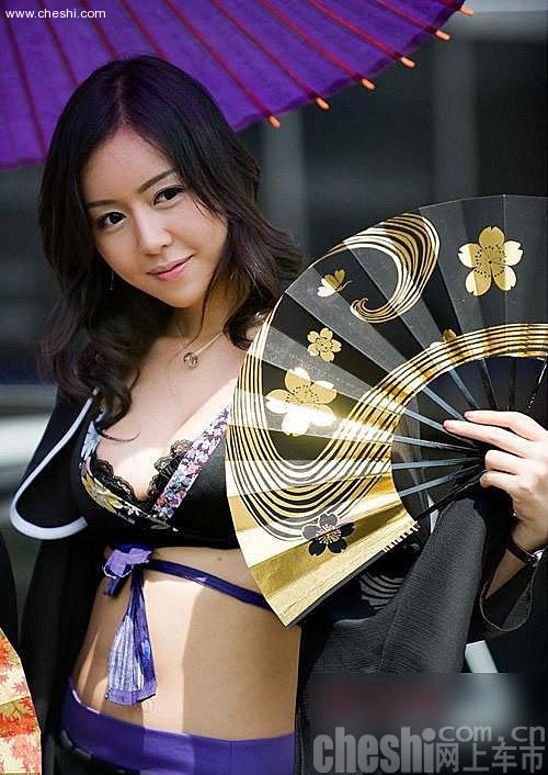 丰满日系车模