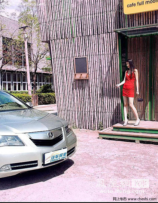 她是今天的女主角，她懂得生活，爱喝咖啡，迷恋时尚，喜欢汽车。她说：“开车就像了解一个男人，不一定非得自己开，但一定要座在前排，因为这样视野好。”聊到时尚，她总是说：“没有丑女人，只有懒女人！”当然化妆对于时尚的她来说是必须的，淡妆就像选择讴歌一样，不需要引人关注，但一定要感觉华贵。 