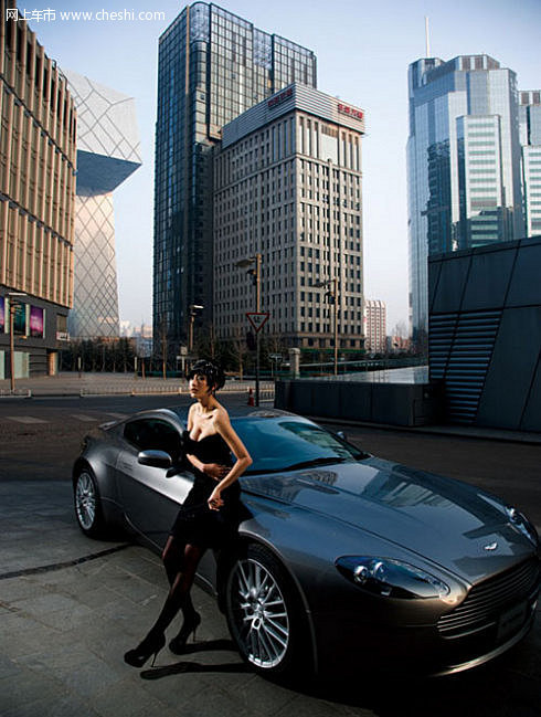 阿斯顿马丁绝美车模 超低胸的完美诱惑 网上车