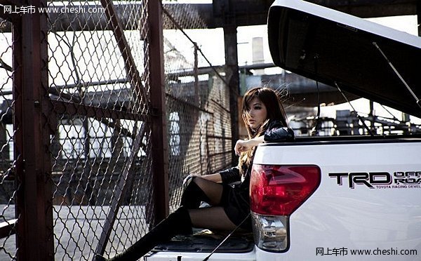 当气质美女遭遇丰田皮卡 