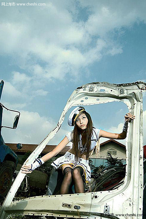 美女外出遭遇意外