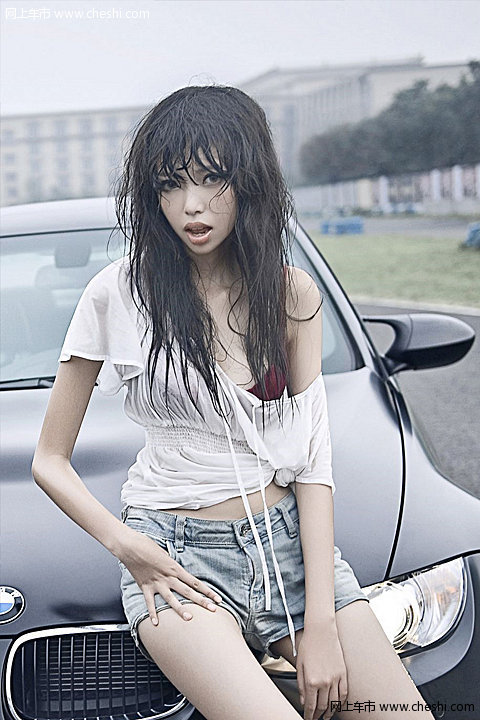 90后少女出位车模照