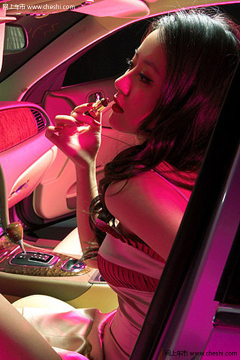 美女午夜浓妆艳抹