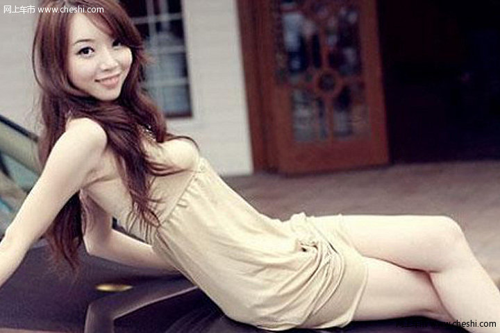 奔放美女招人眼球