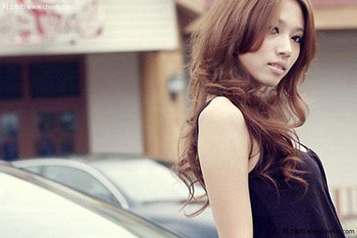 奔放美女招人眼球