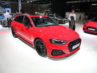 奥迪 RS4 红色