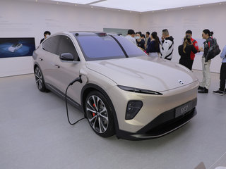 蔚来EC7金色