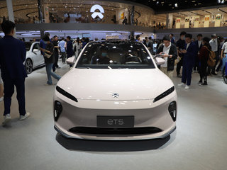 蔚来ET5粉色