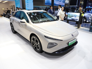 荣威 D7 EV 金色