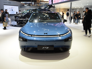 小鹏 P7i 蓝色