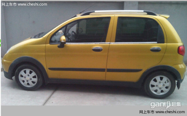 雪佛兰乐驰出售 1.2排量,个人一手车,新买的1300元保险到下年6月,审车下年1月,轮胎8-9成新。原版无事故,局部补漆,百分之九十原车漆,开车嘛小刮小蹭在所难免,100元跑200多公里。省油利器,DVD导航倒车影像一体机,铝圈,电动门窗,助力方向,空调,真皮座椅,加装行李架,一切完好,需要的联系吧,价格小刀,非诚勿扰~