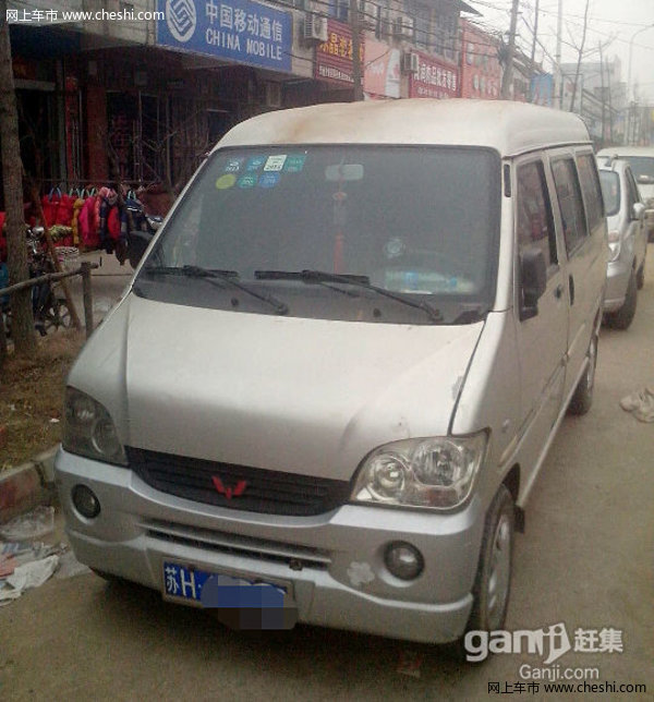 面包车,五菱之光两个前轮胎面内测磨损非常厉害,高清图片