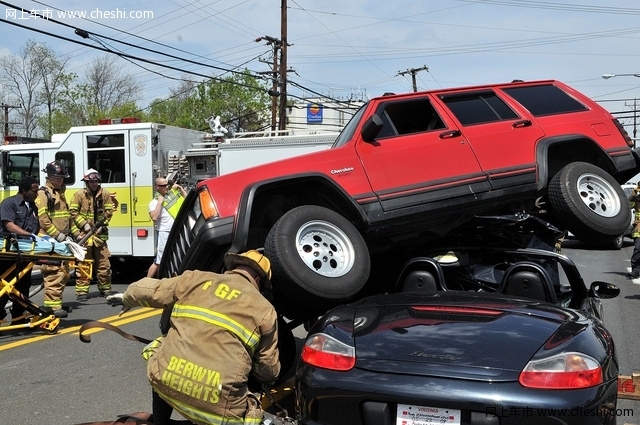 保时捷与吉普车祸