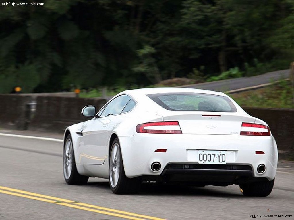 阿斯顿-马丁 v8 vantage 4.7动态