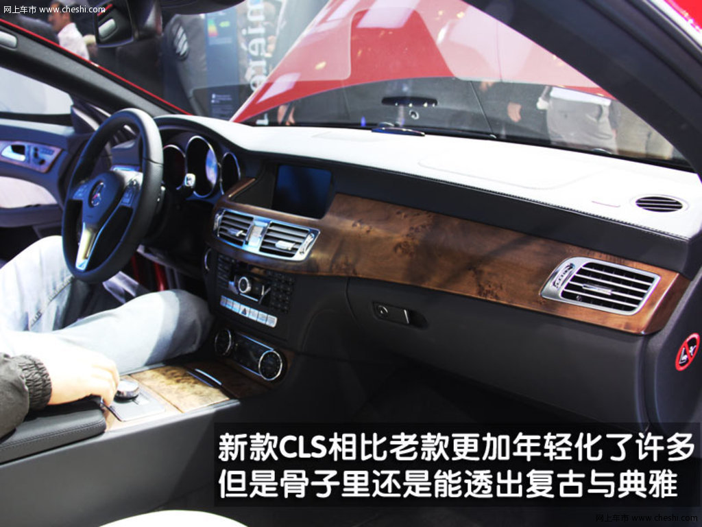 奔驰gl350保险位置图 奔驰cls保险盒位置