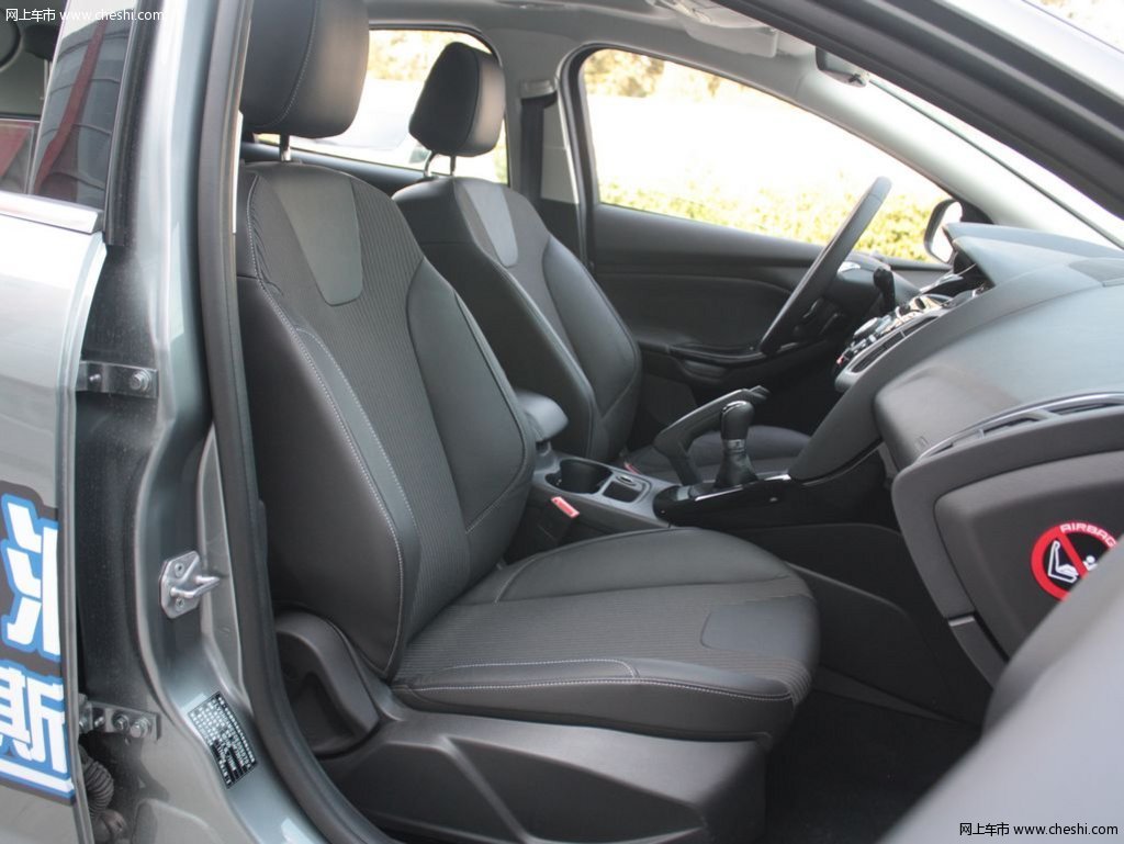2012款 福特福克斯两厢 2.0mt 豪华运动型车厢座椅