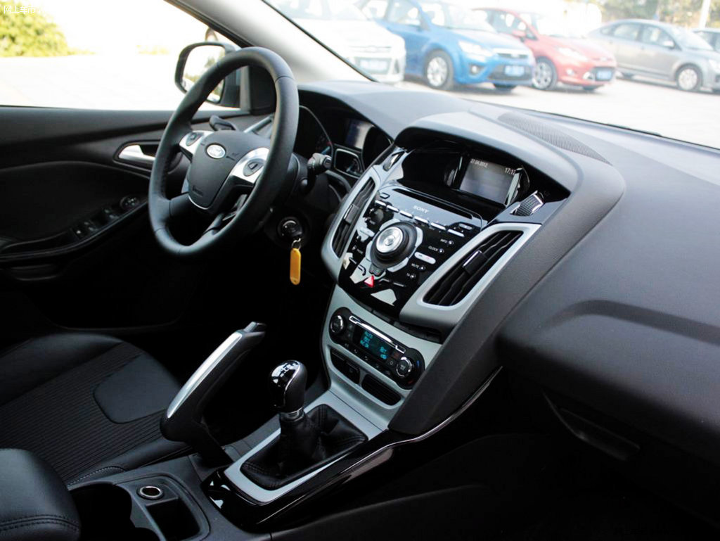 2012款 福特福克斯两厢 2.0mt 豪华运动型中控方向盘