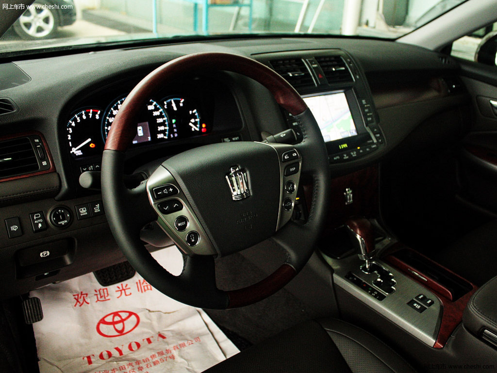 2012款 皇冠 v6 3.0 at royal saloon中控方向盘