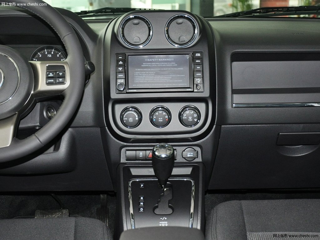 自由客 2.4l cvt 运动版 5座 2013款中控方向盘