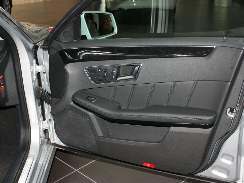 奔驰E级 E260L 1.8T AT CGI时尚型 2012款图片