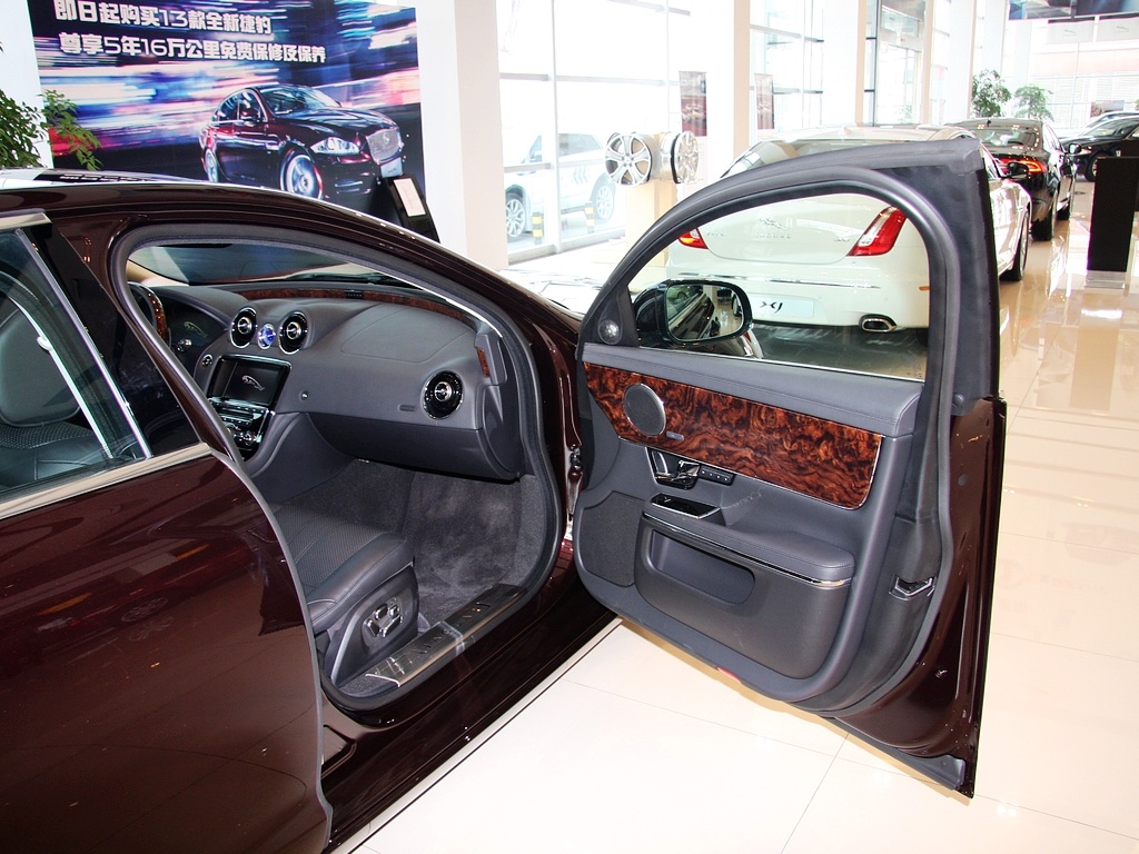 捷豹XJ 2013款 XJL 3.0SC AT 旗舰商务版图片