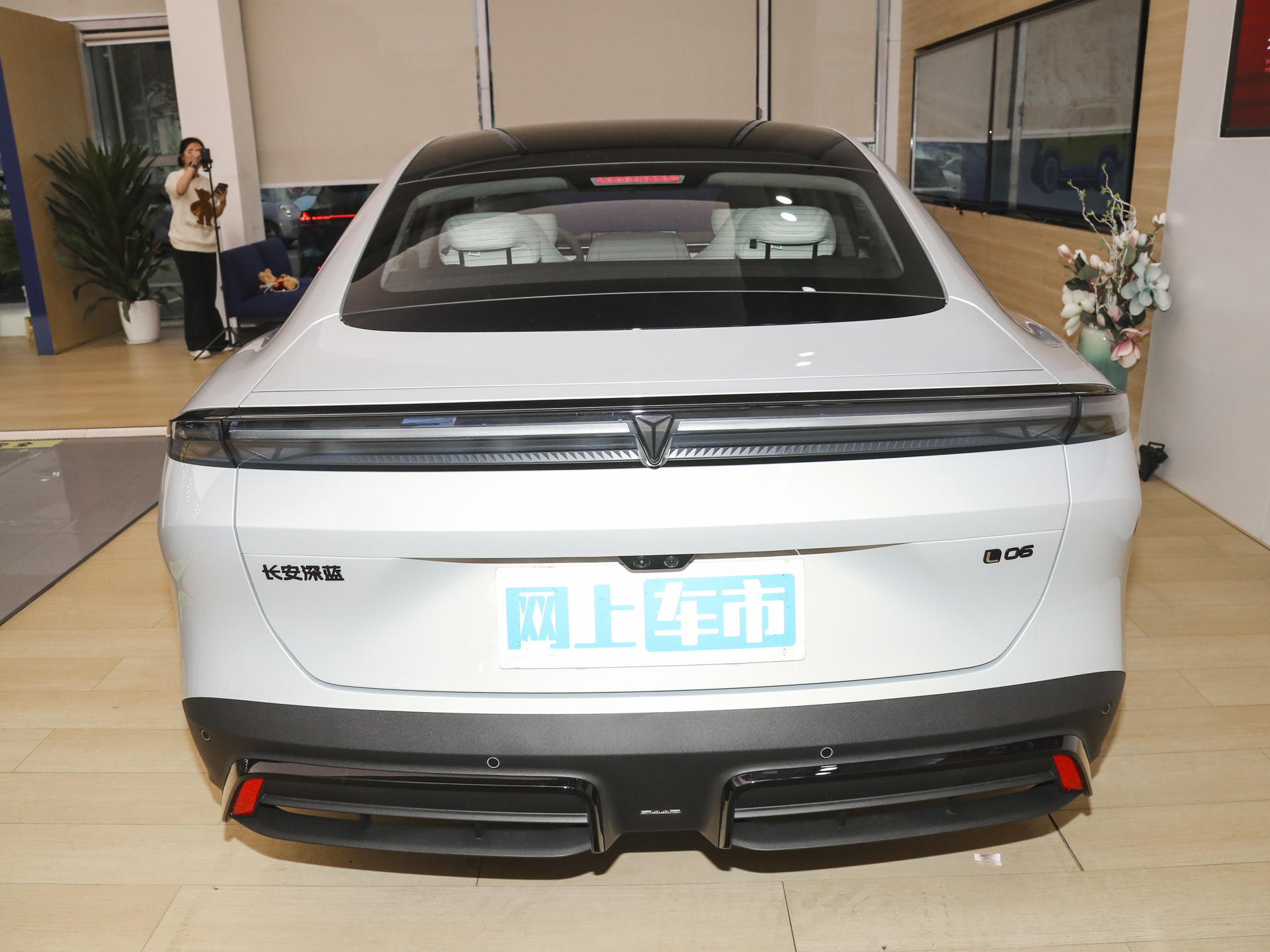 深藍(lán)L06 圖片